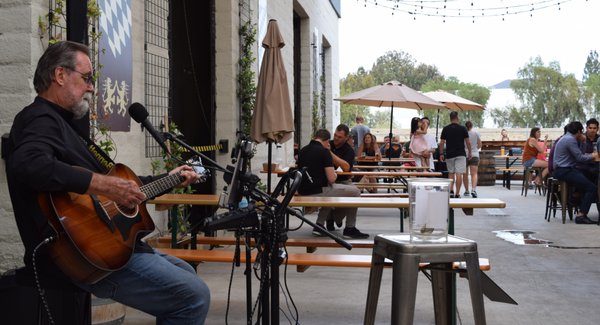 Glenn Bennett performing